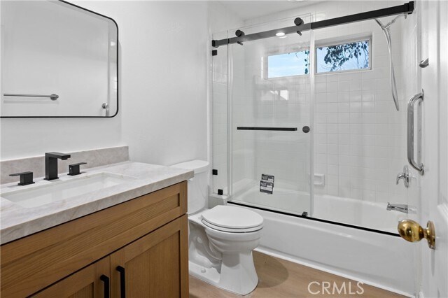 Building Photo - 6 Saros