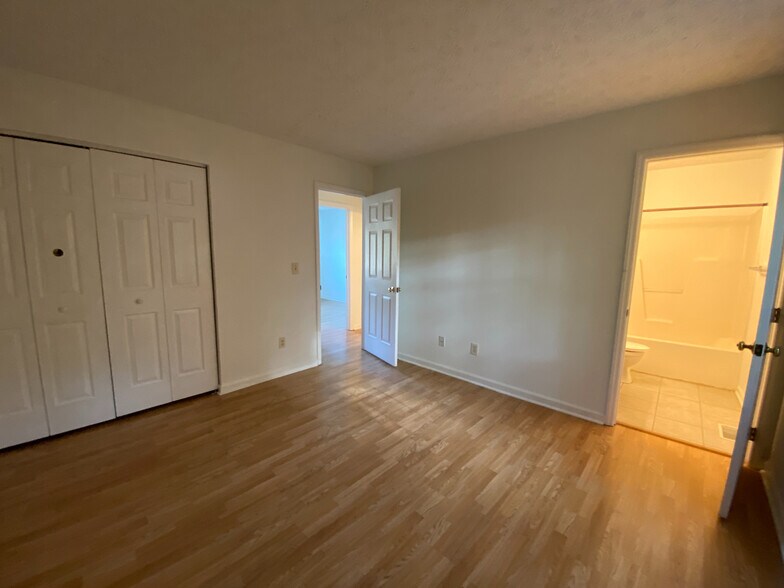 Building Photo - Room in House on Renyard Ct