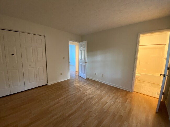 Building Photo - Room in House on Renyard Ct