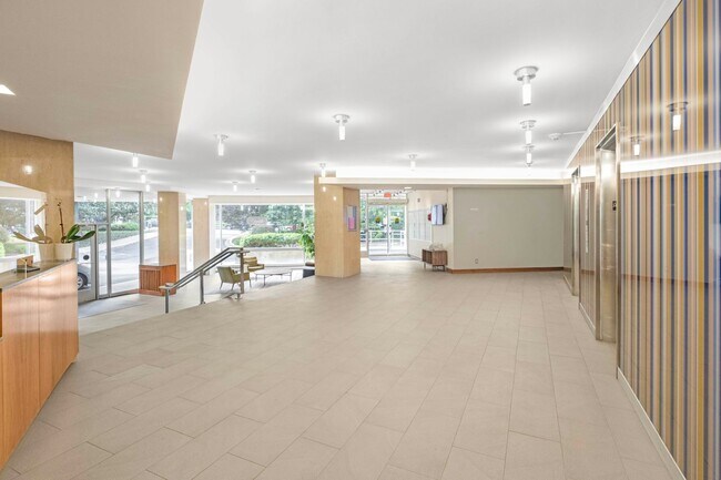 Building Photo - Charming 2 BR/1 BA Condo in Cathedral Heig...