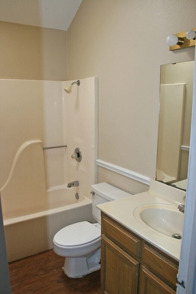 Building Photo - Nice 3 Bdrm 2 Bath Home in Denton Tx