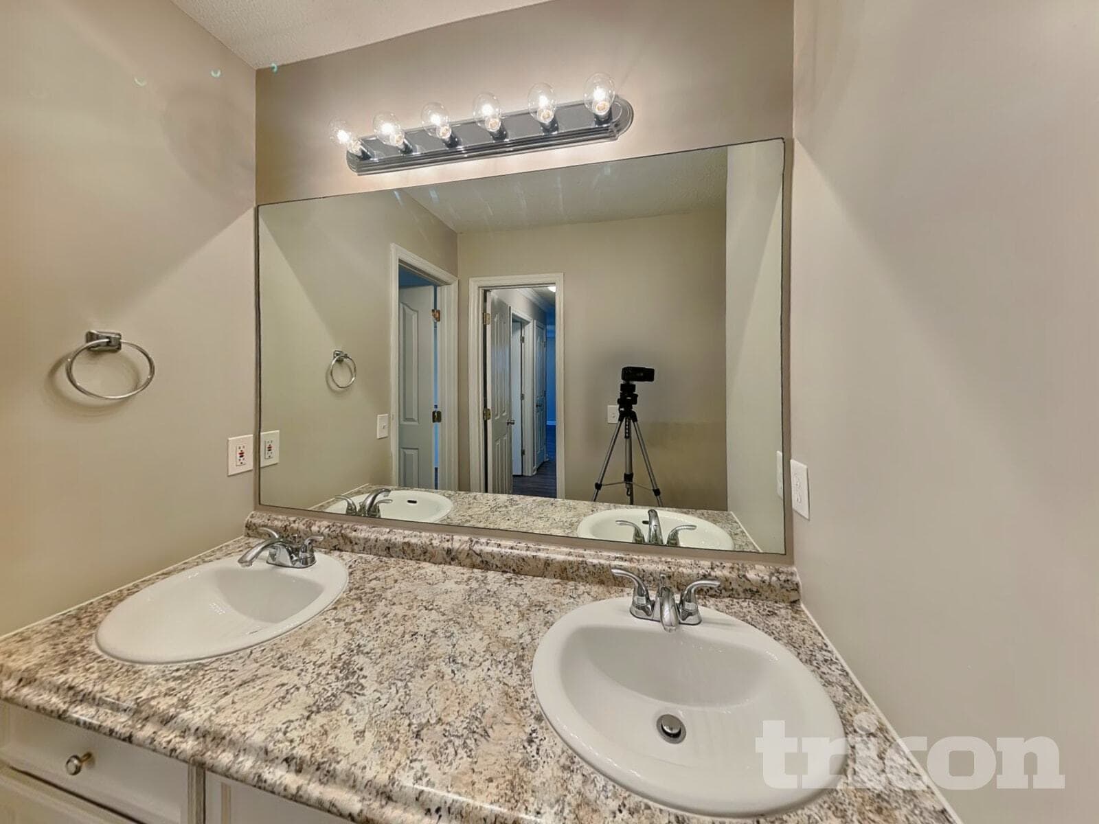 Building Photo - 337 Montclaire Ln