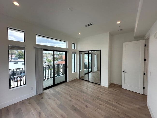 Building Photo - Beautiful Modern Luxury 4 Story Townhome -...
