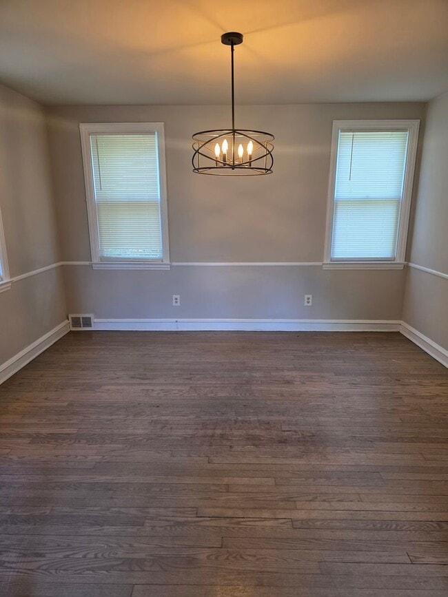 Building Photo - McDaniel Heights Single Family Home