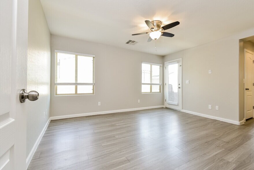 Building Photo - 10440 Yew Blossom Ave