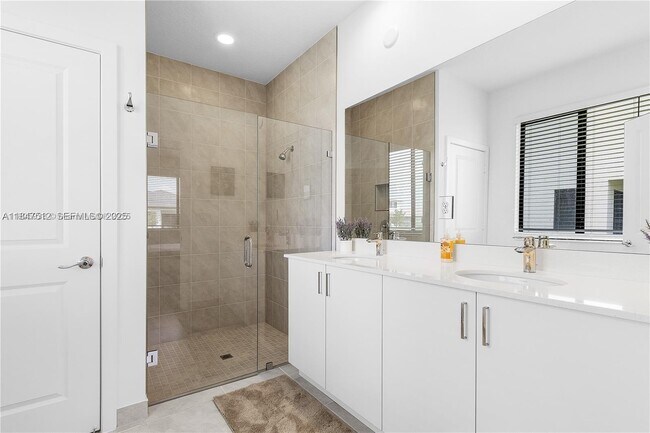 Building Photo - 5061 Panella Ave