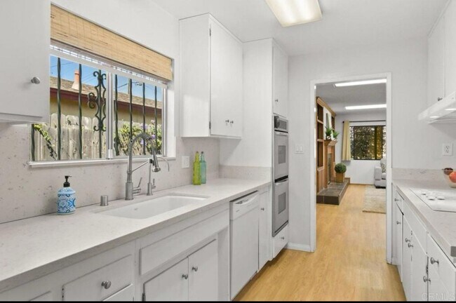 Building Photo - 3 bedroom, 3 bath home in the heart of San...