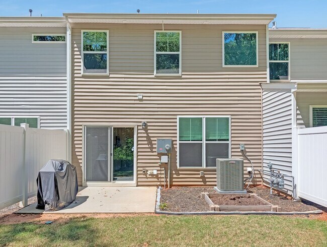 Building Photo - Spacious 3 Bed / 2.5 Bath Townhouse with Loft & 1-Car Garage