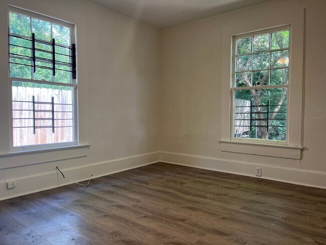 Building Photo - Spacious 2bd/1.5ba Home Minutes From W Midtown!