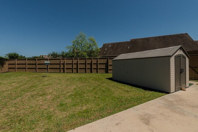 Building Photo - 313 Winding Brook Dr