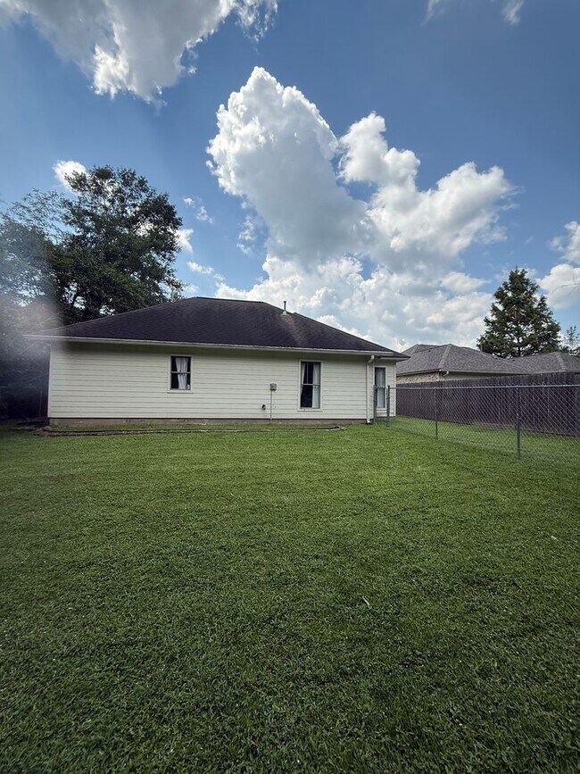 Building Photo - 9462 Boone Ave