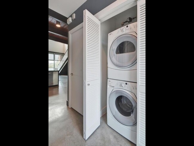 Building Photo - 2205 N Lamar Blvd