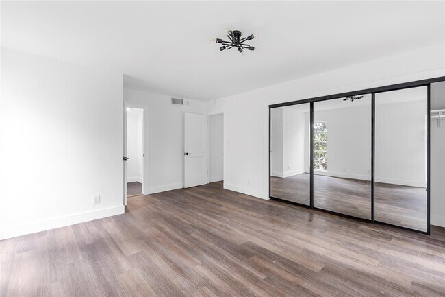 Building Photo - 2800 N Palm Aire Dr