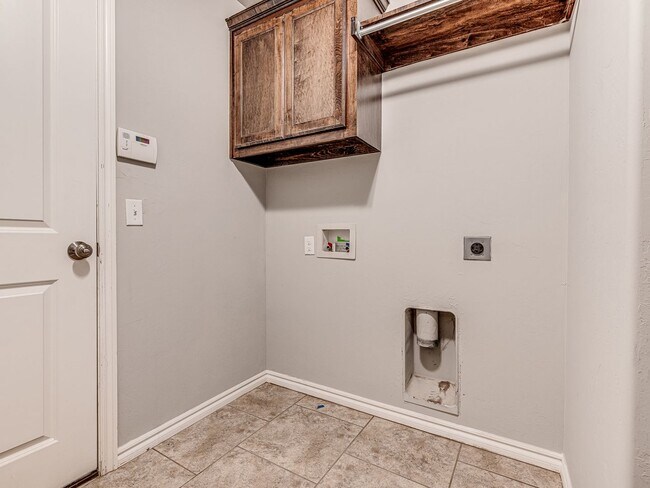 Building Photo - Updated Home + Montague Neighborhood + 3 b...