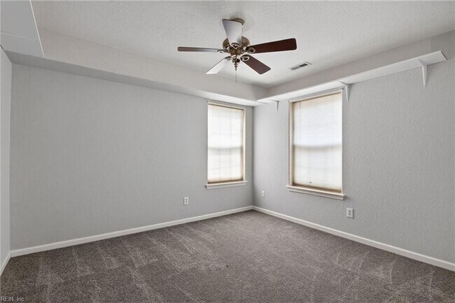 Building Photo - 4823 Lake Dr