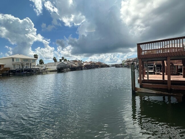 Building Photo - ISLAND LIVING!