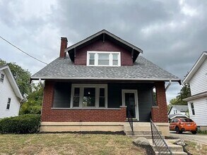 Building Photo - 2 Bedroom 1.5 Bath for rent in College Hill!