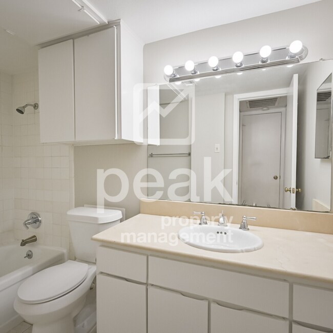 Building Photo - $1099! Updated 1-Bedroom Condo Near Pool R...