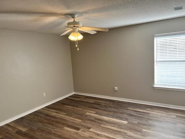 Building Photo - "Charming 3-Bed Townhouse Retreat in Shali...