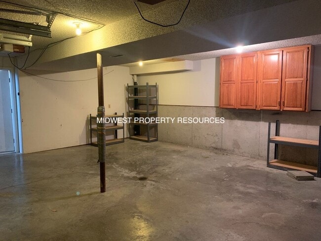 Building Photo - 719 S Park Dr