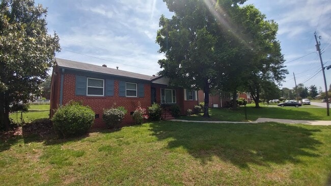 Building Photo - --  AVAILABLE IMMEDIATELY  -- 3 BR / 1 BA West End Home, Fenced in Backyard. Available Immediately!