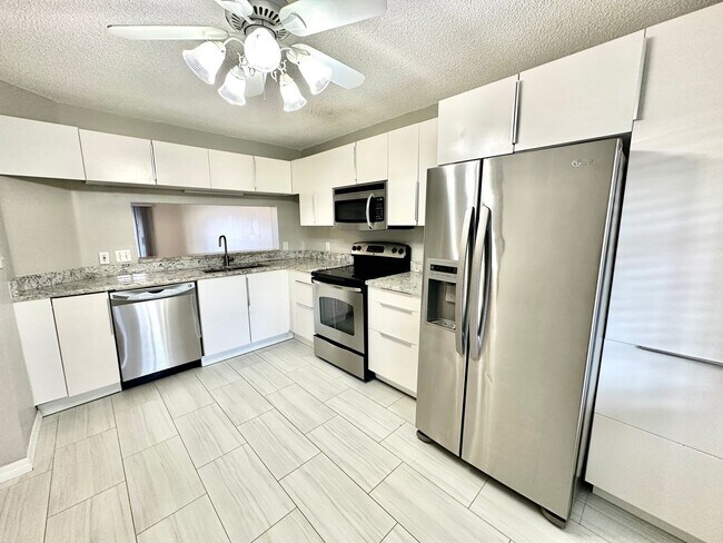 Building Photo - ** EMERALD LAKES ** 2 BED / 2 BATH CONDO -...
