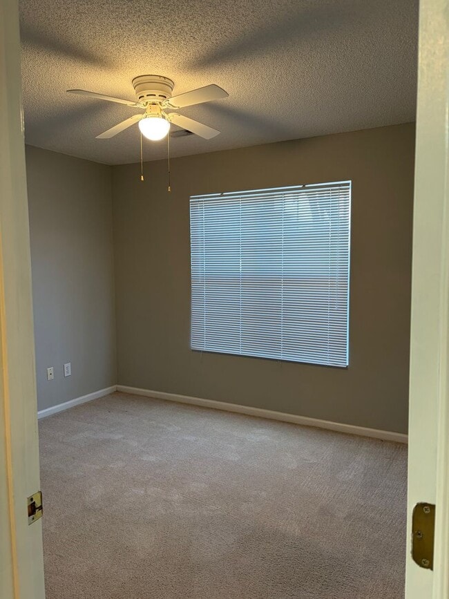 Building Photo - Charming 3 Bed 2 Bath in a gated community!!