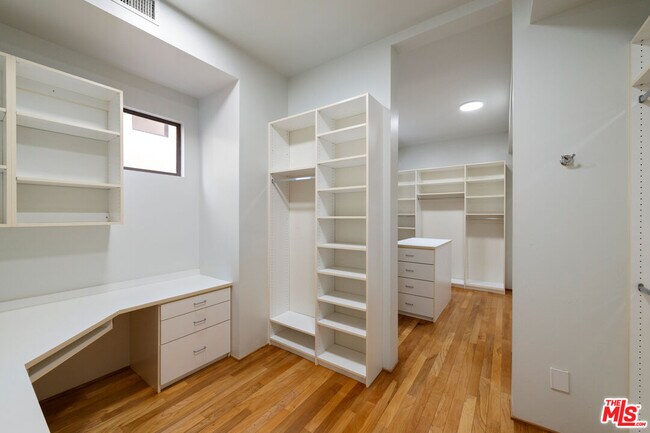 Building Photo - 143 Union Jack Mall