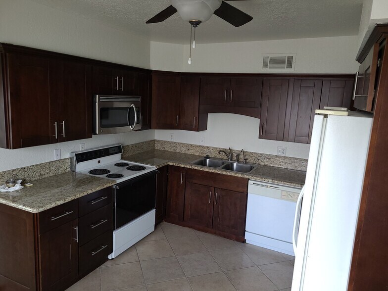 Building Photo - 261 Cottonwood Dr