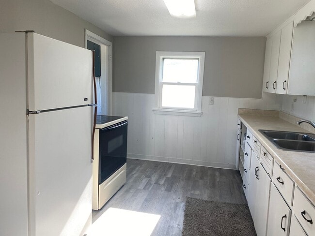 Building Photo - Stylishly Renovated Charming Home on 215 7...