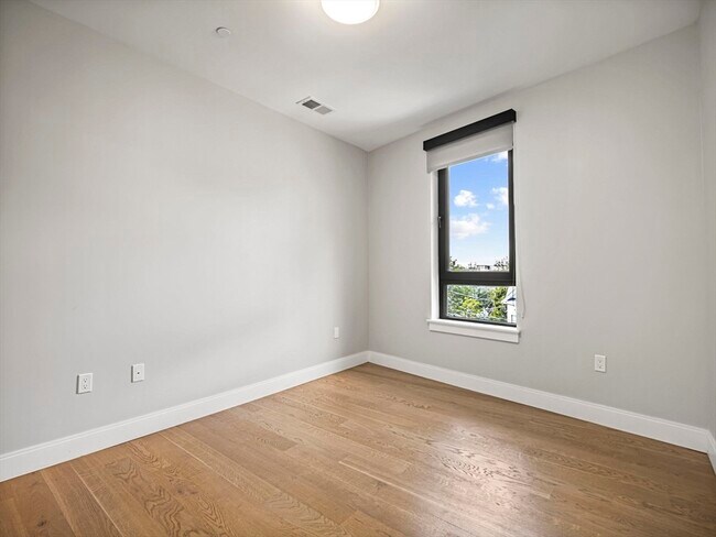 Building Photo - 9 Central St