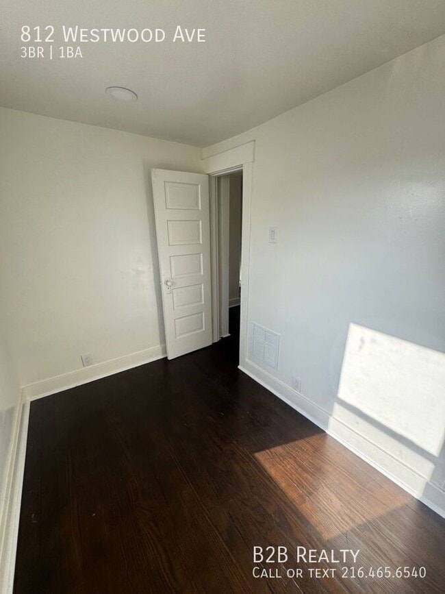 Building Photo - 812 Westwood Ave