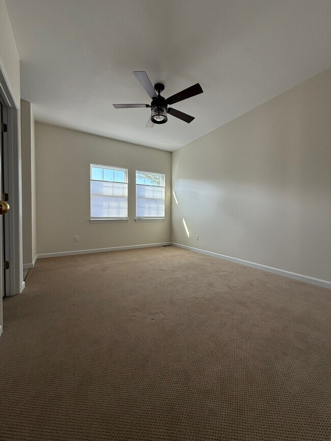 Building Photo - 10 Mabel Ln