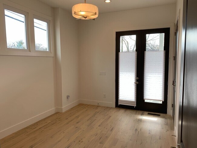 Building Photo - 523 Fatherland St