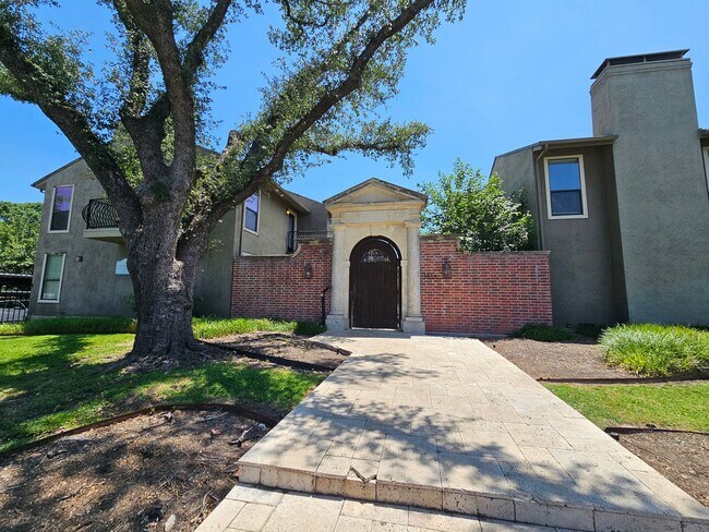 Building Photo - 2-bedroom, 2-bath condo in Gated community...