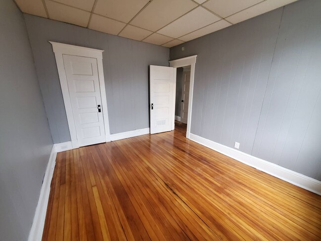 Building Photo - Single Family Home w/ HUGE Yard
