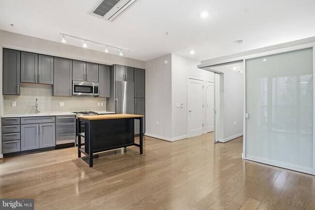 Building Photo - 1320 Fenwick Ln