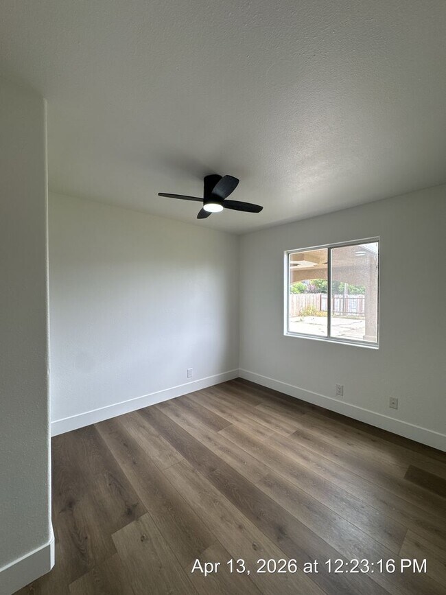 Building Photo - Dinuba Home! Available Now !