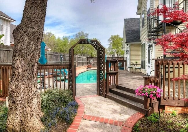 Building Photo - Executive Living in Norman complete with N...