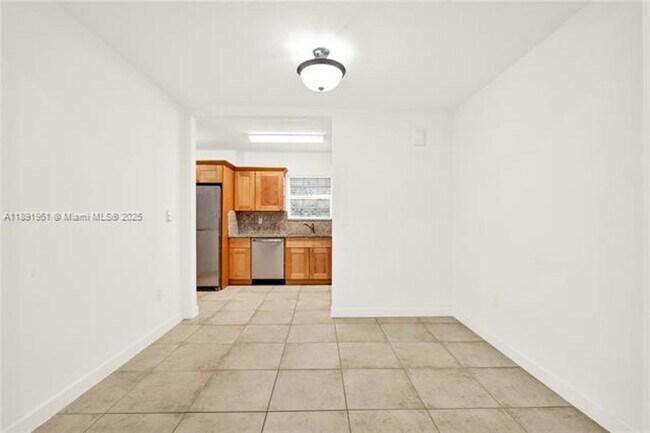 Building Photo - 331 Santander Ave