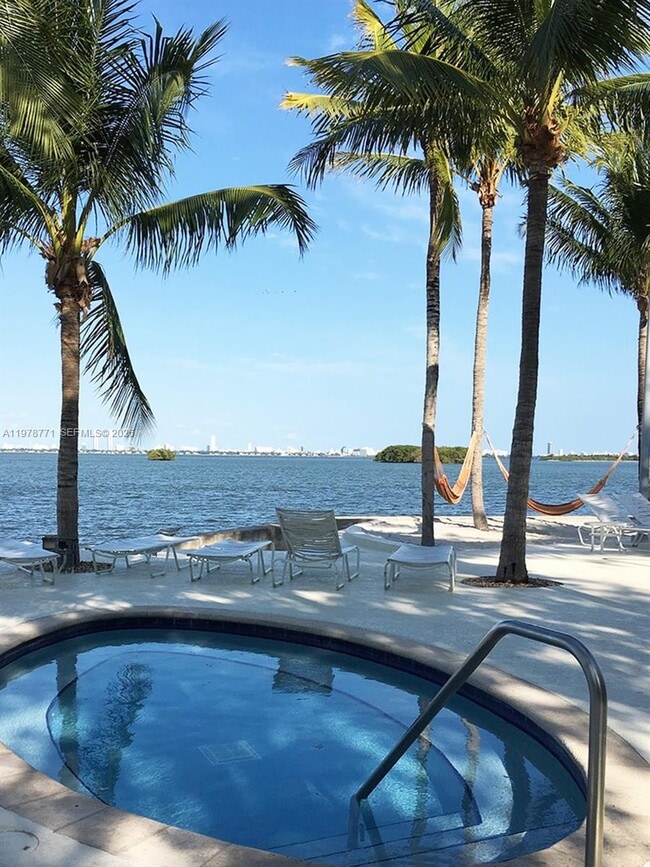 Building Photo - 650 NE 64th St