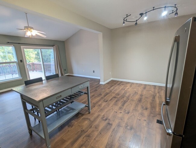 Building Photo - Beautifully maintained townhouse in Whittier Community available mid-May!