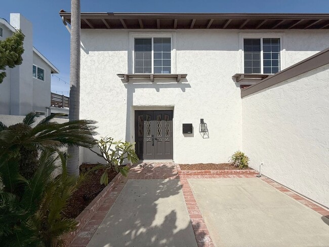 Building Photo - Stunning Remodeled Home in South Huntington Beach – Minutes to the Beach!