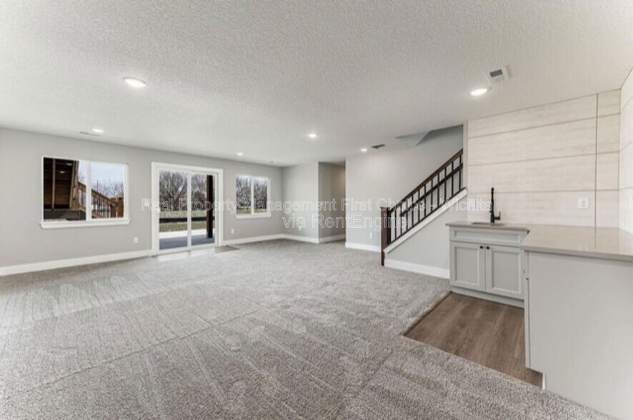 Building Photo - 1256 Main St