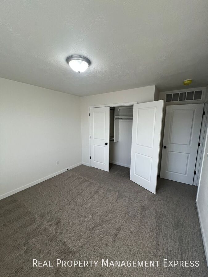 Building Photo - Modern 1 Bedroom Townhome with 1.5 Baths