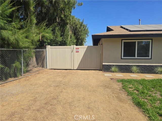 Building Photo - 1531 Elm Dr