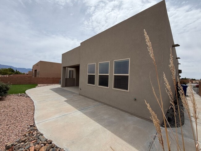 Building Photo - Luxury Single Story 3 Bedroom Plus Office / Sitting Room Recent Construction Available in Exclusi...