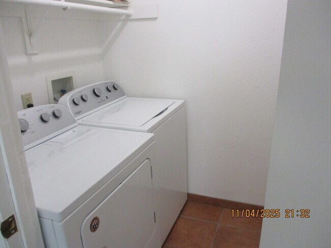 Building Photo - 2700 S White Mountain Rd