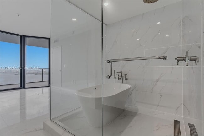 Building Photo - 711 NE 23rd Terrace