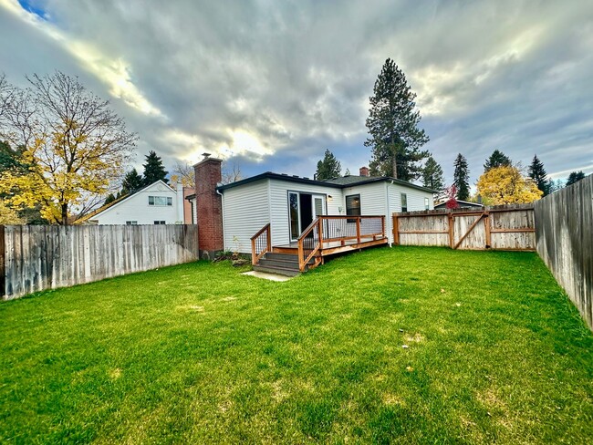 Building Photo - Stunning 2 level home with wood floors and...